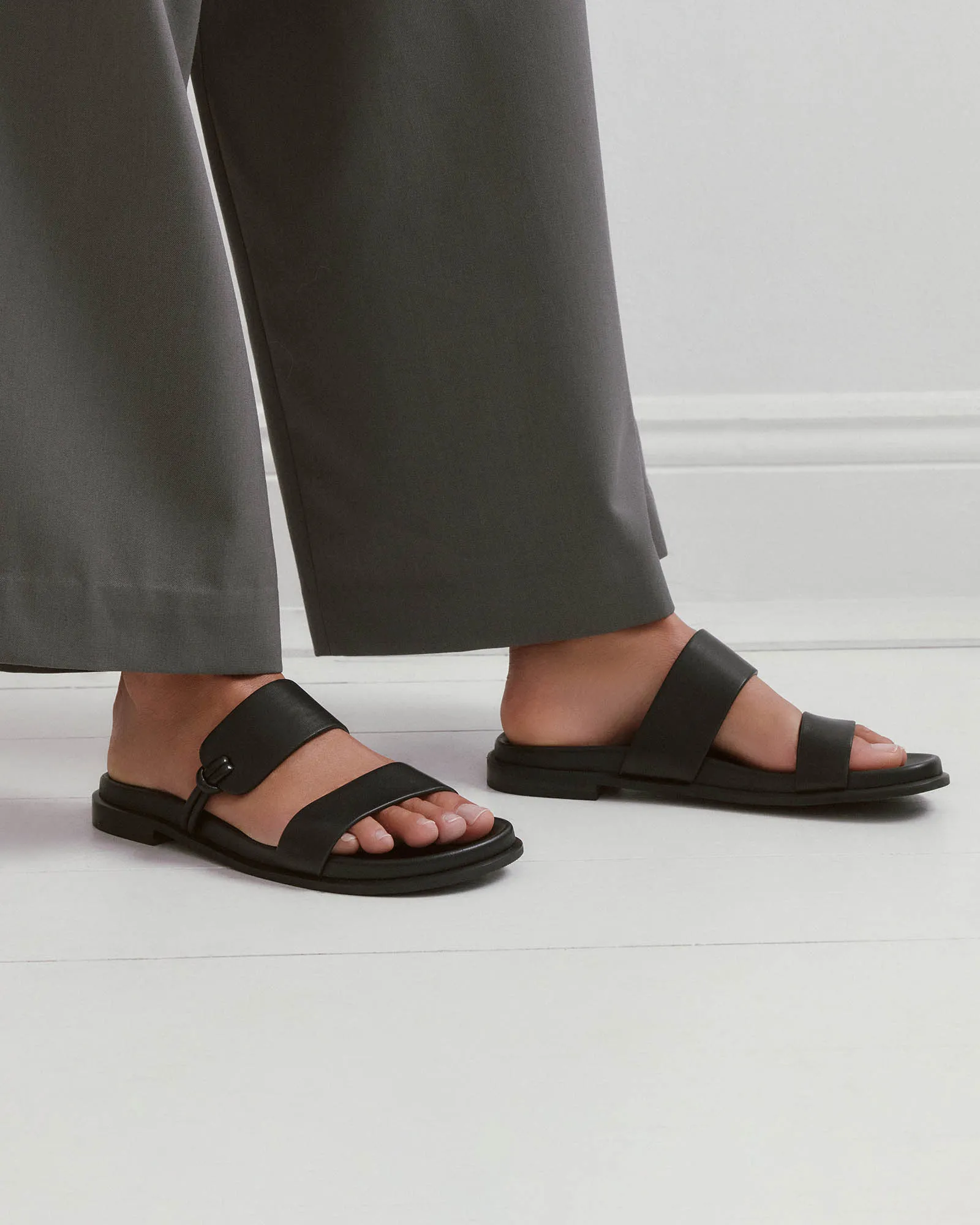 HAYES FLAT SANDALS BLACK LEATHER